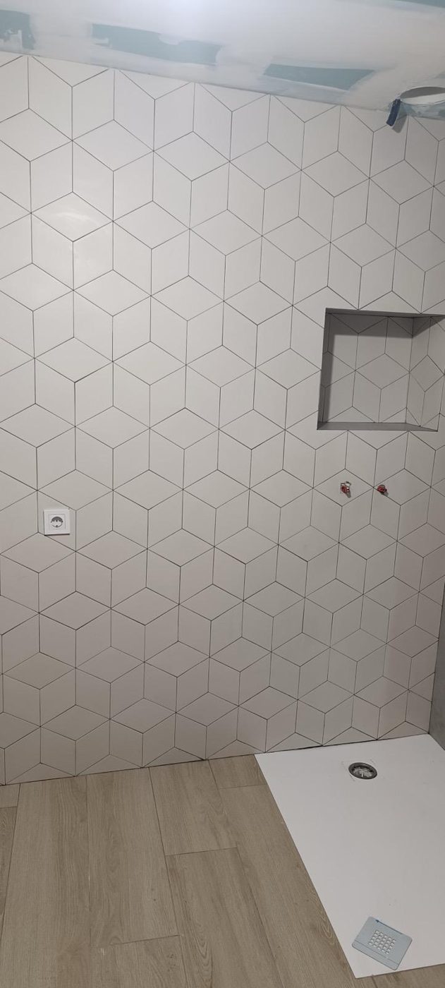Plato de ducha y alicatado en reforma de baño en Córdoba