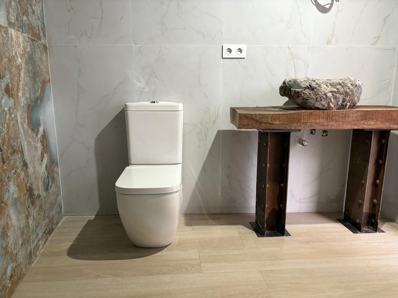 Vanity de piedra natural sobre hierro en reforma de baño de lujo en Córdoba