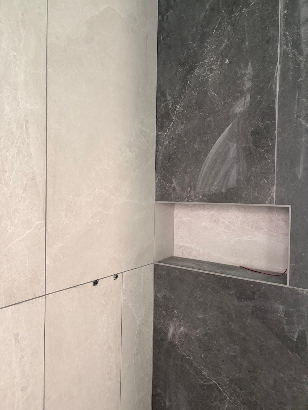 Reforma de baño con porcelánico gris gran formato en Córdoba