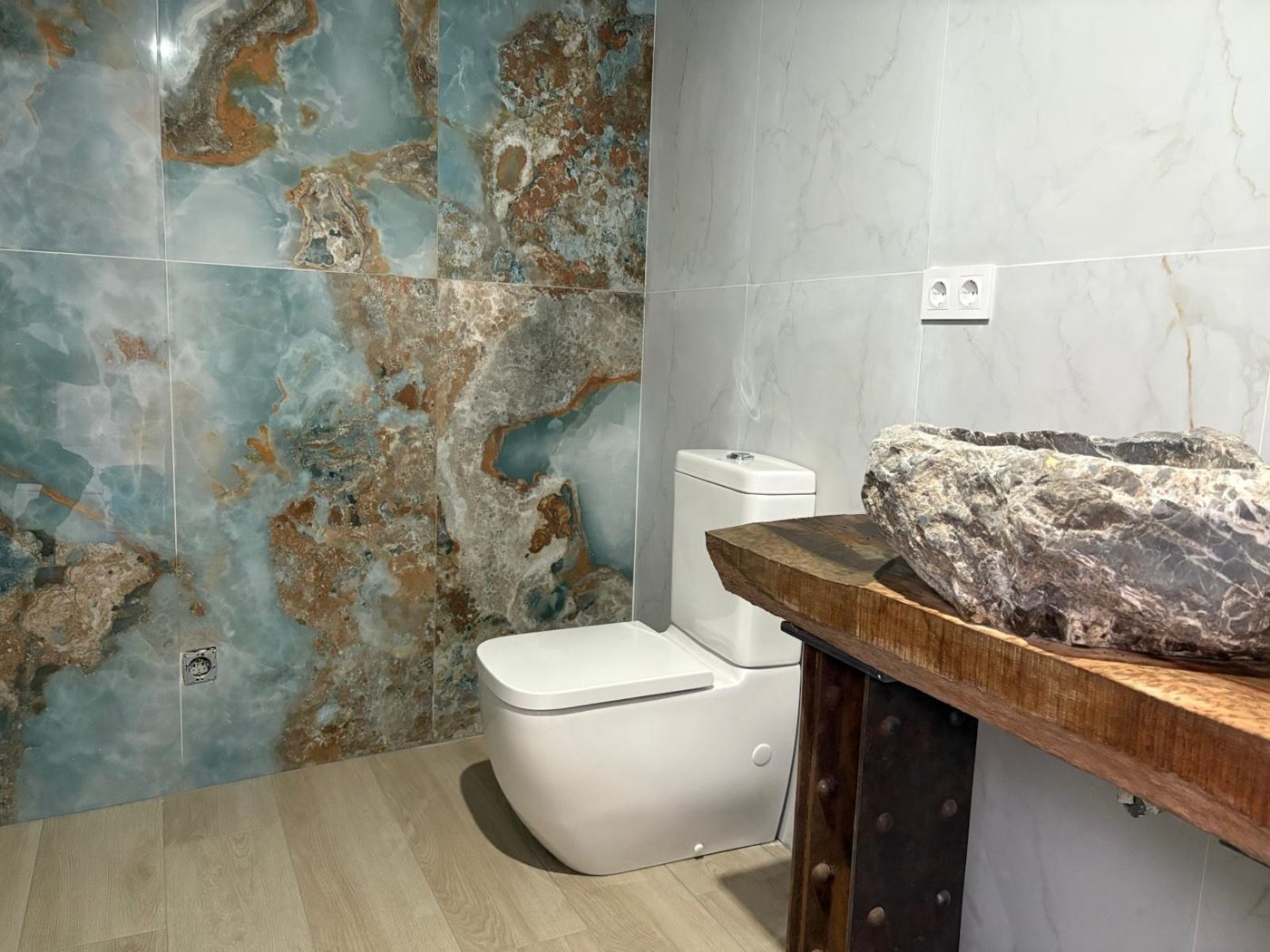 Baño reformado con porcelánico efecto mármol en Córdoba