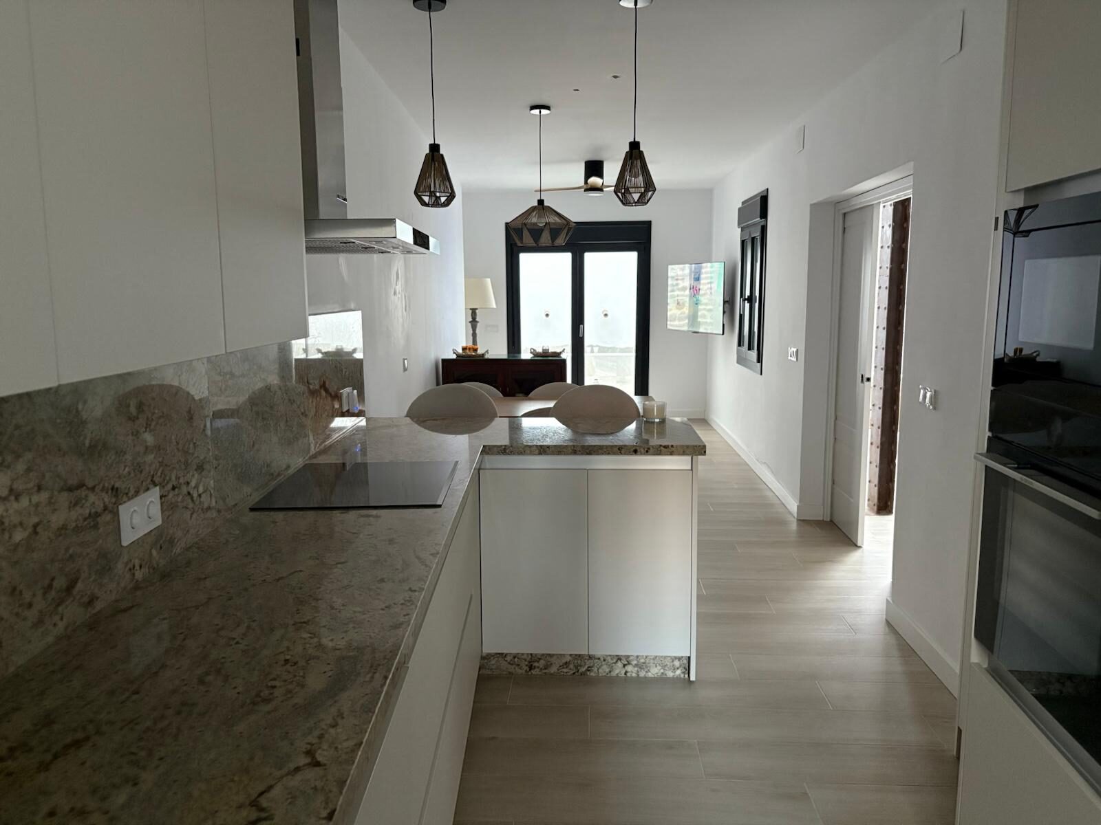 Cocina moderna con lámparas pendant y granito en Córdoba