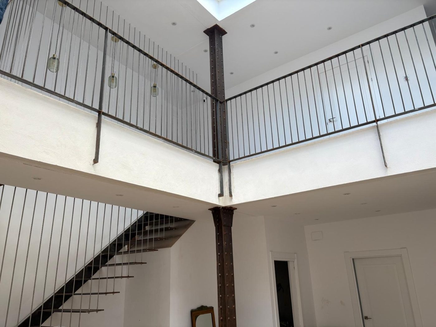 Altillo con barandilla en vivienda reformada en Córdoba