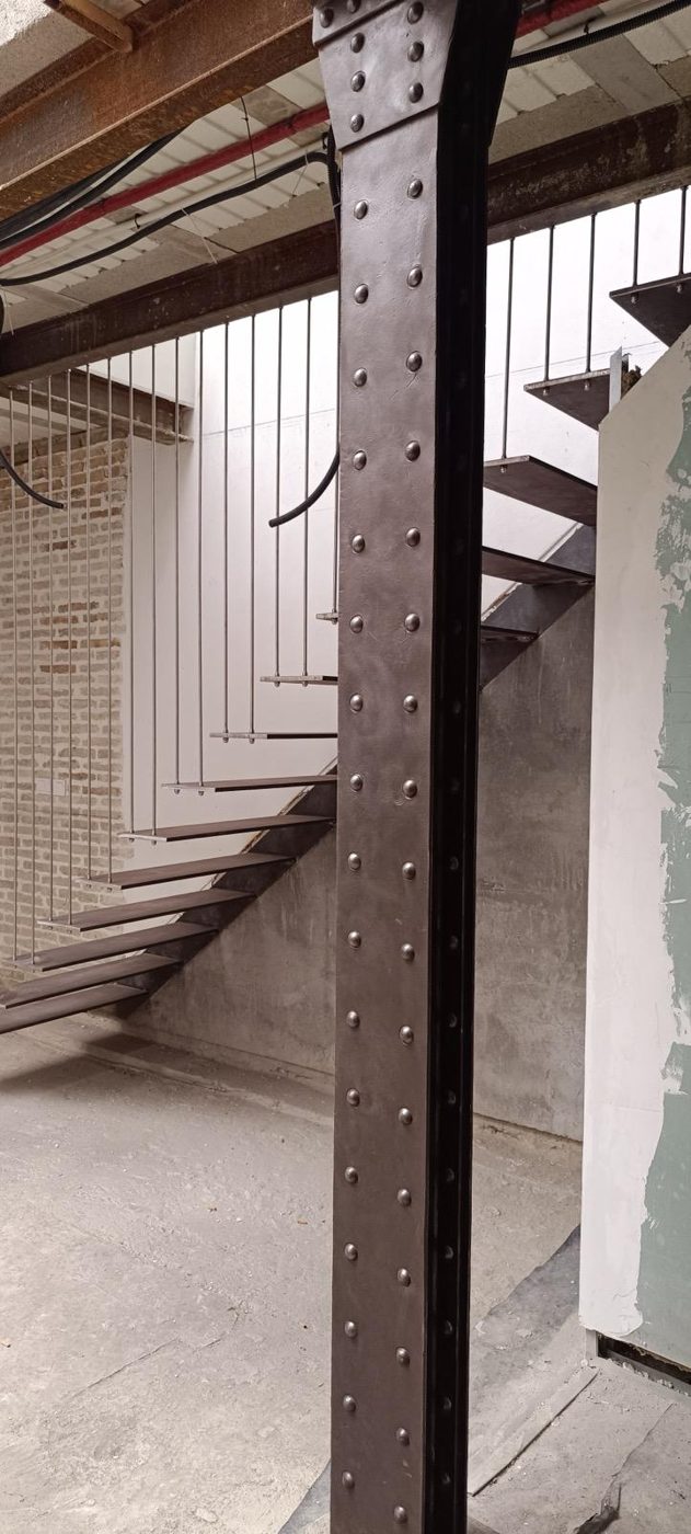 Estructura metálica y escalera en reforma en Córdoba