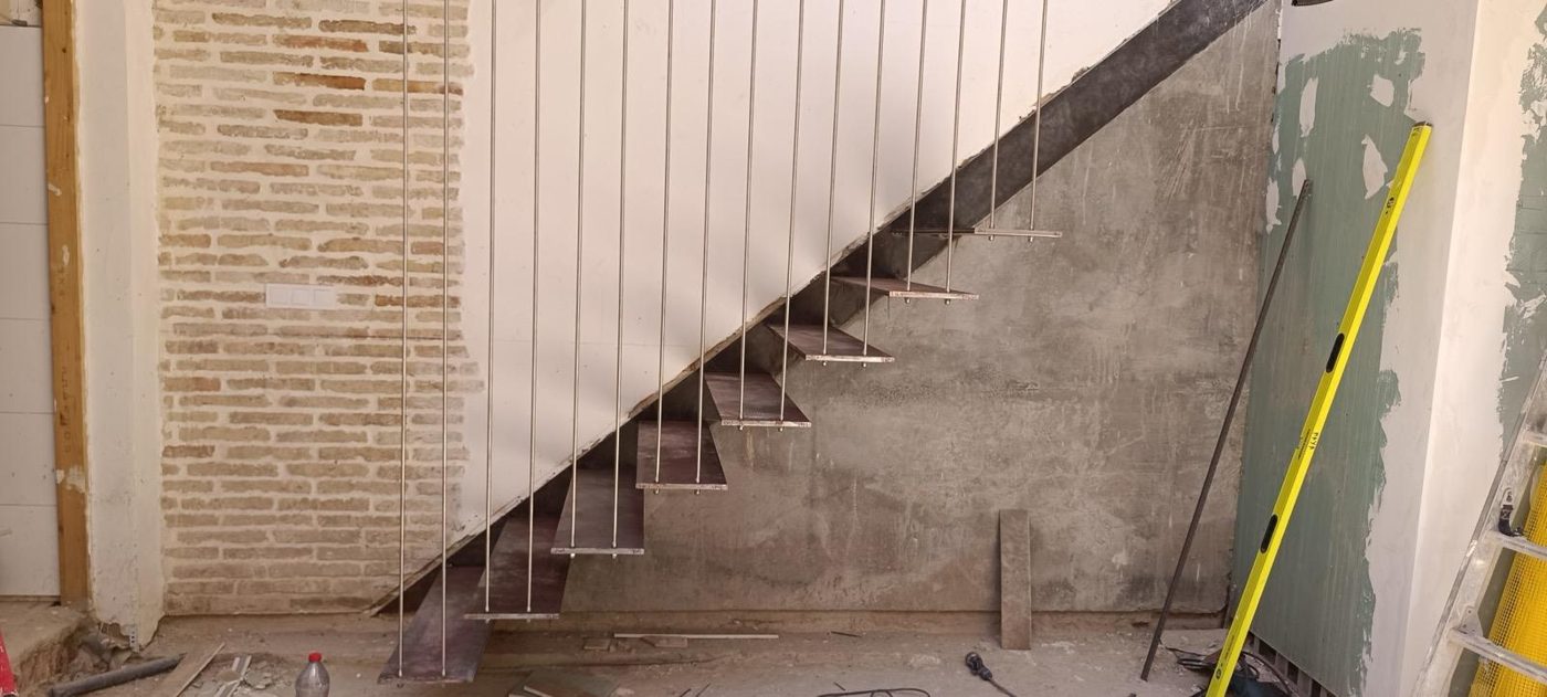 Escalera moderna en obra de reforma en Córdoba
