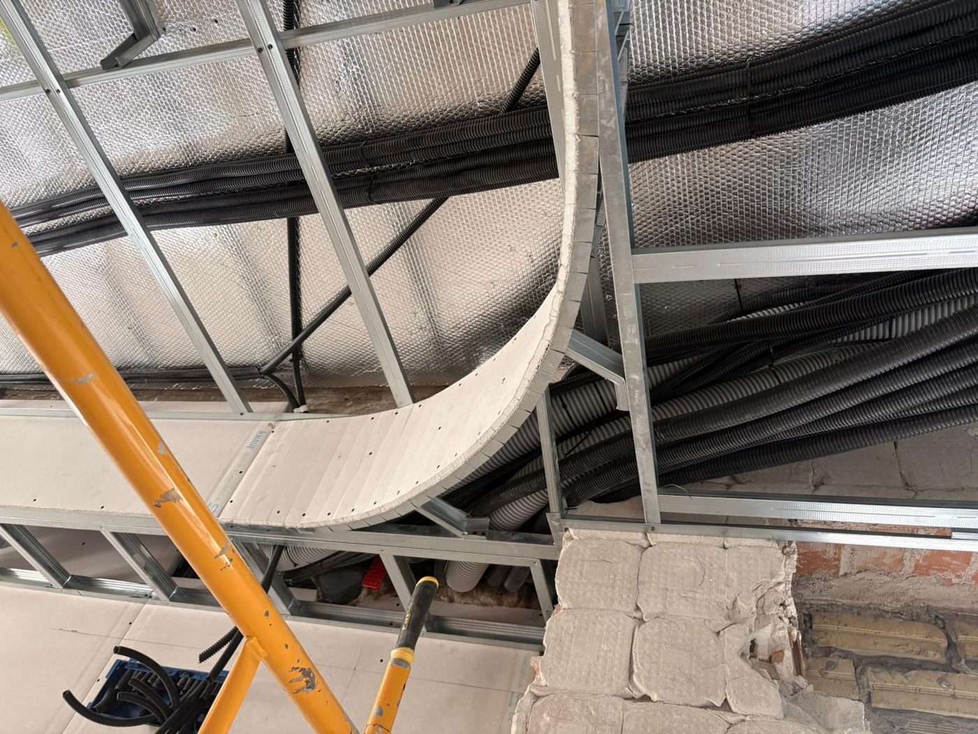 Instalaciones y conductos en techo en obra en Córdoba