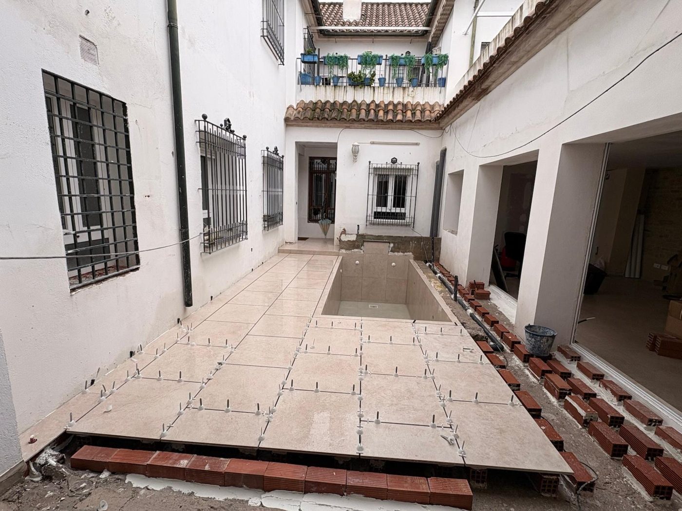 Patio con solado terminado en reforma en Córdoba