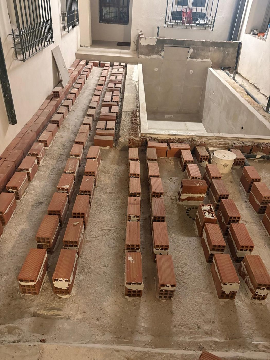 Solado de patio en obra de reforma en Córdoba