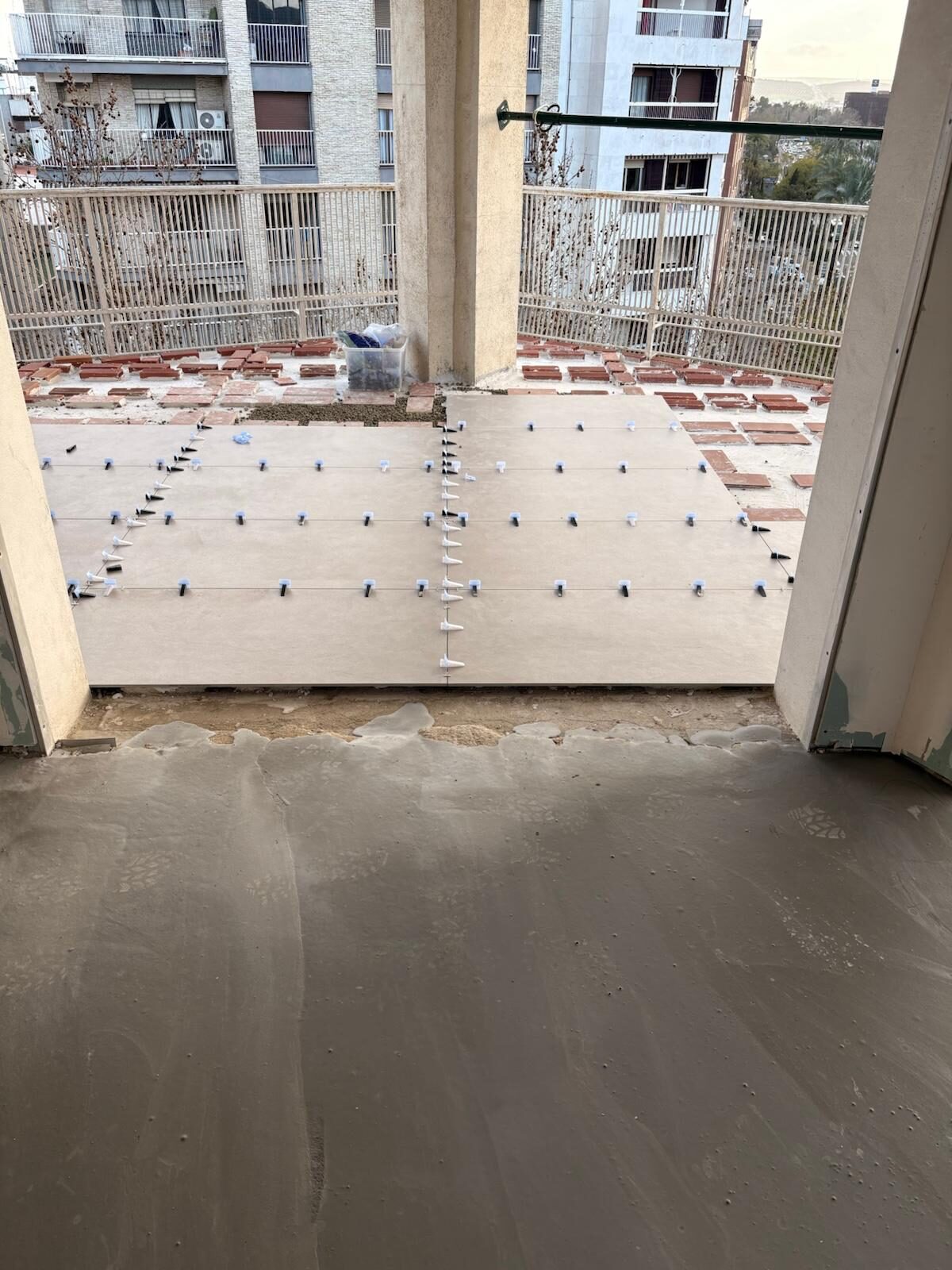 Colocación de baldosas en terraza durante reforma de piso en Córdoba