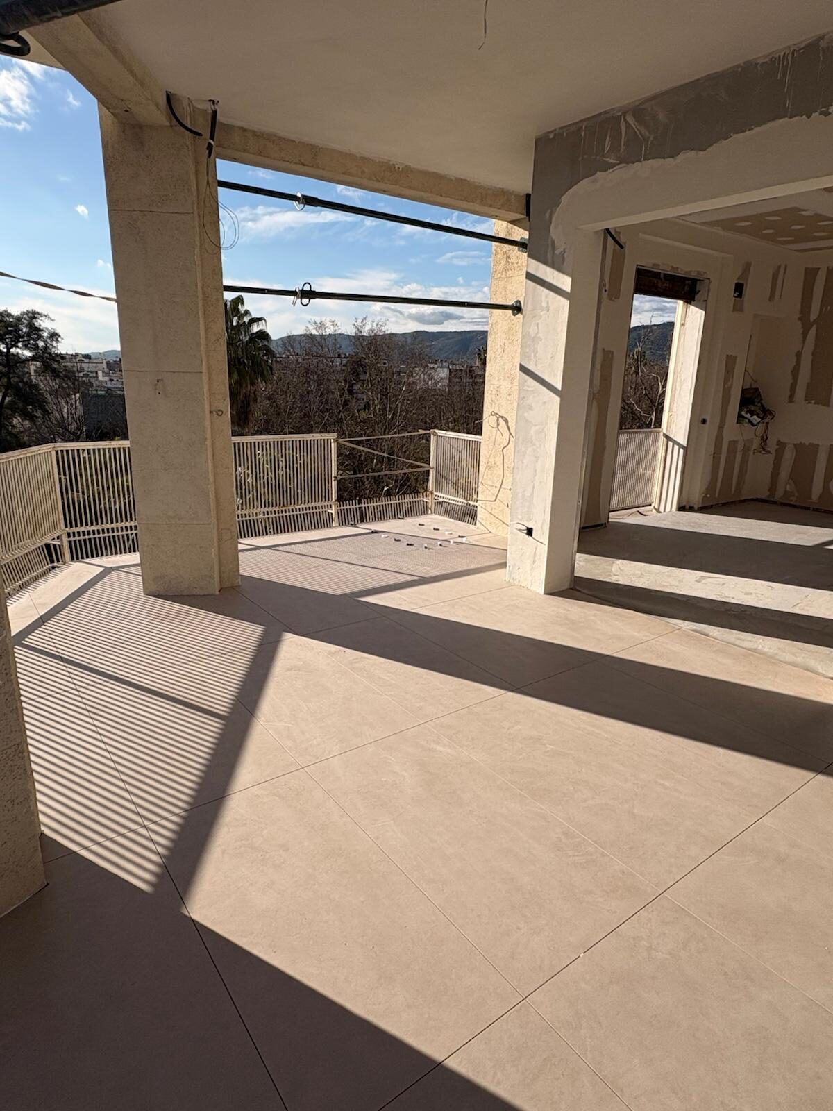 Terraza de piso en obra antes de finalizar reforma en Córdoba