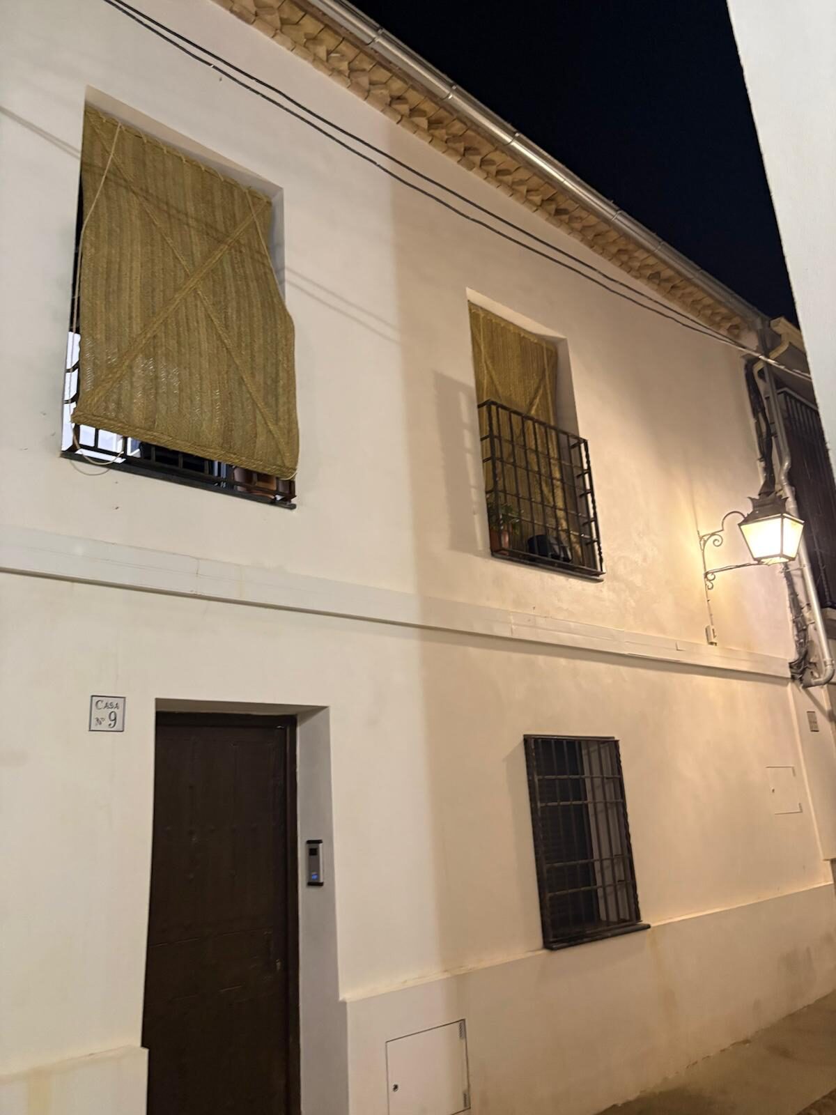 Fachada tradicional rehabilitada iluminada de noche en Córdoba