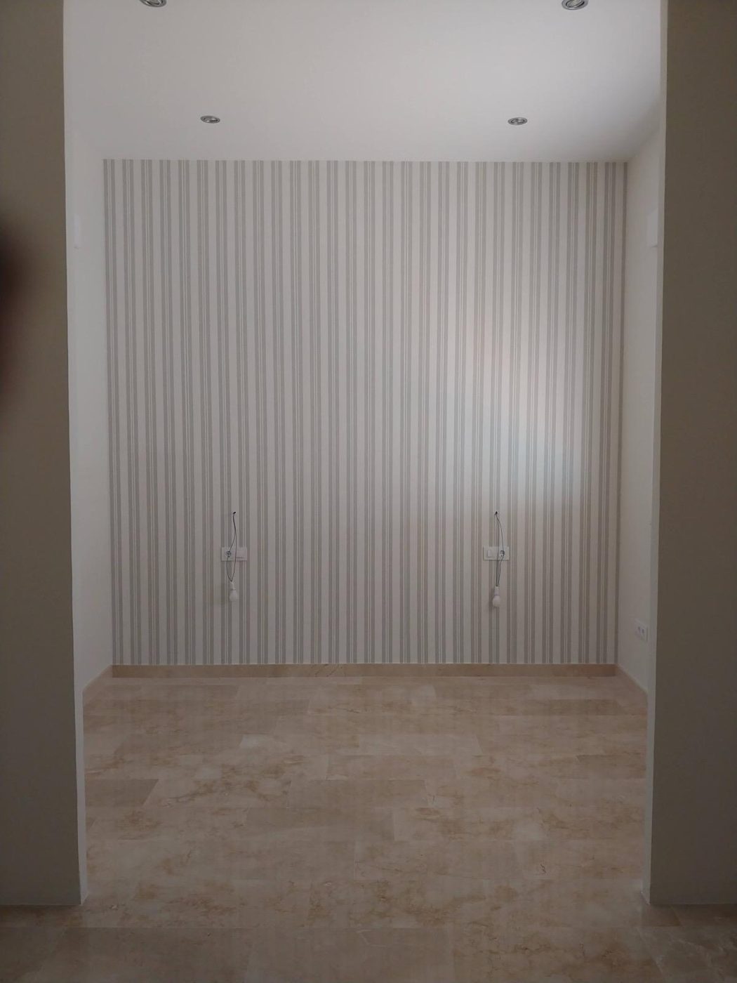 Salón con pladur y luz indirecta en vivienda reformada en Córdoba