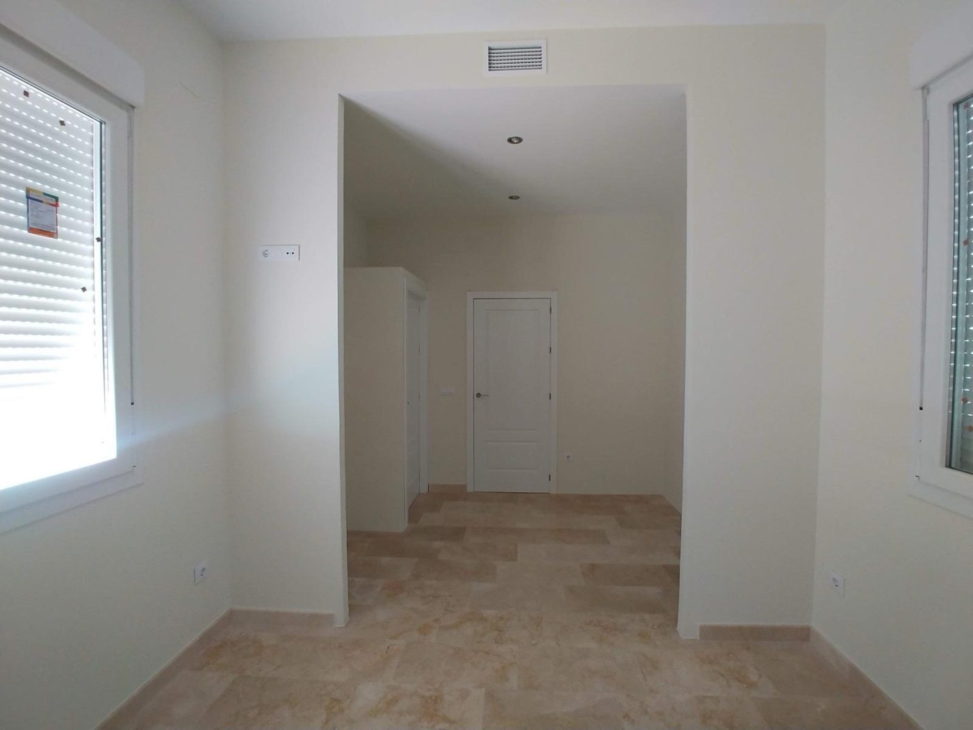 Salón reformado con suelo porcelánico en vivienda de Córdoba
