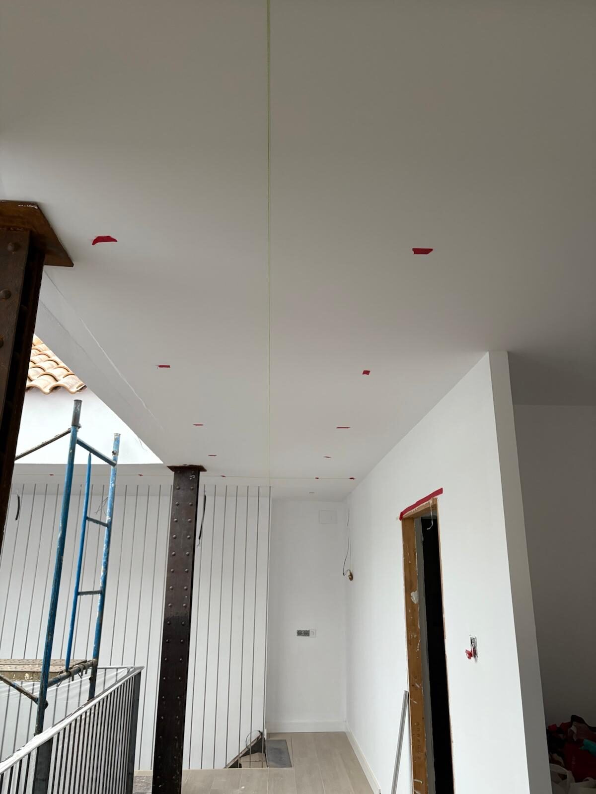 Techo recién pintado durante reforma de vivienda histórica en Córdoba