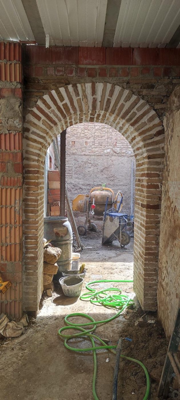 Arco de ladrillo restaurado en rehabilitación en Córdoba