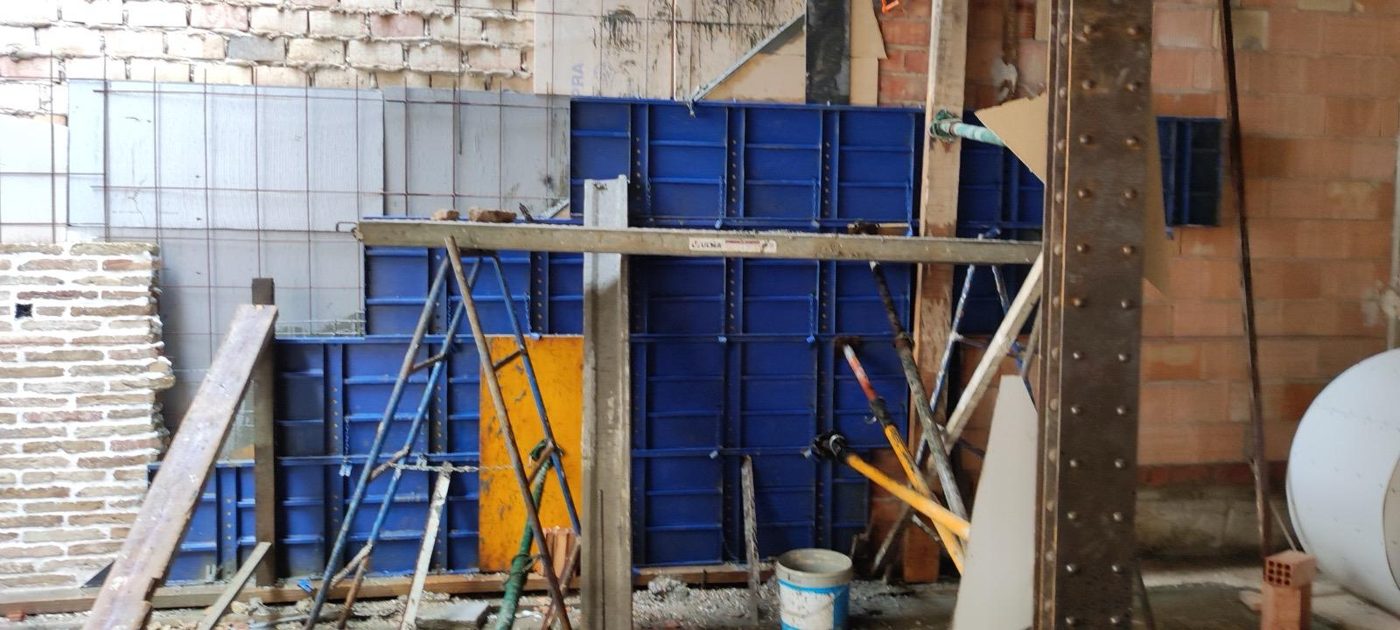 Encofrado y estructura en obra de rehabilitación en Córdoba