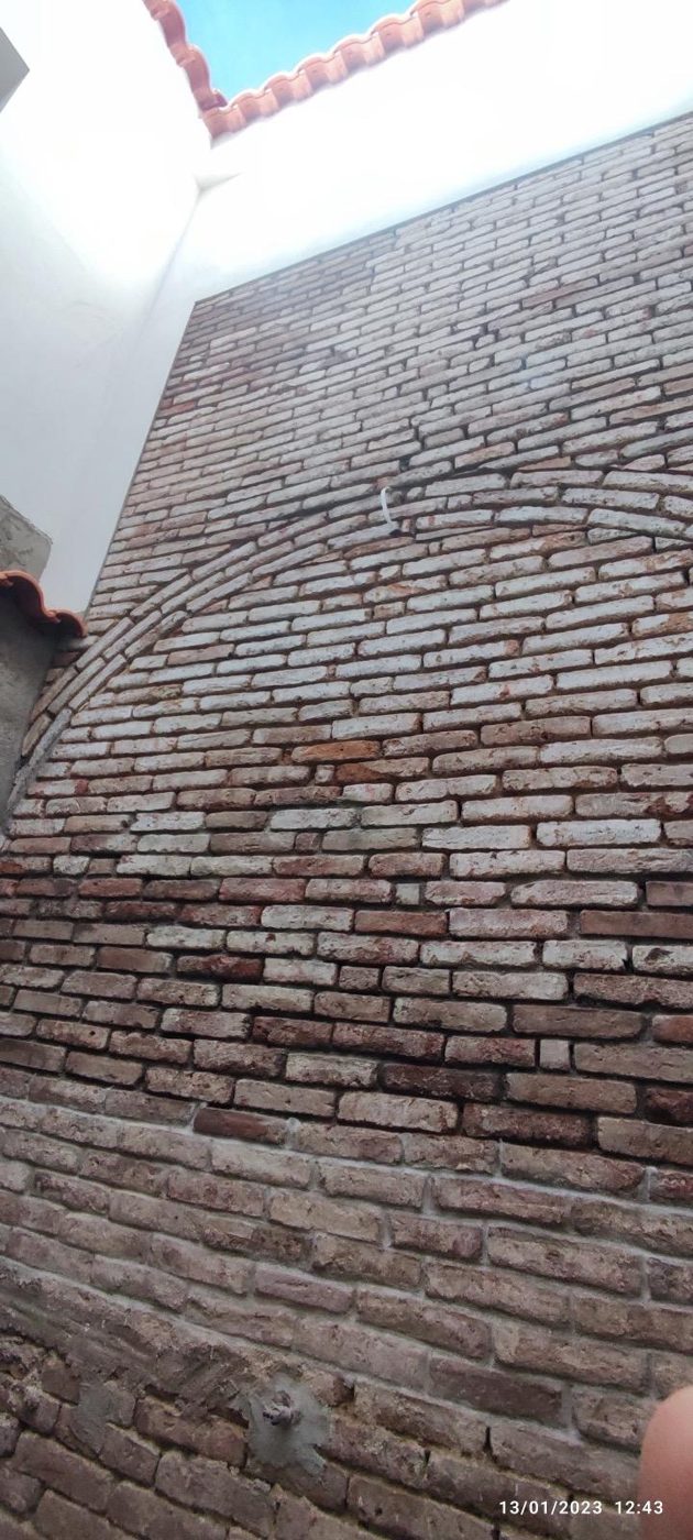 Muro de ladrillo visto restaurado en rehabilitación en Córdoba