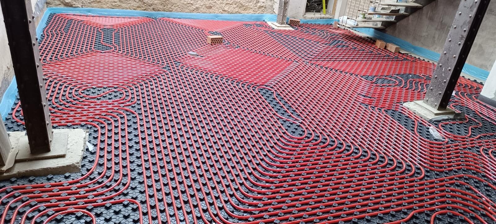 Instalación de suelo radiante con tubería PEX roja en Córdoba