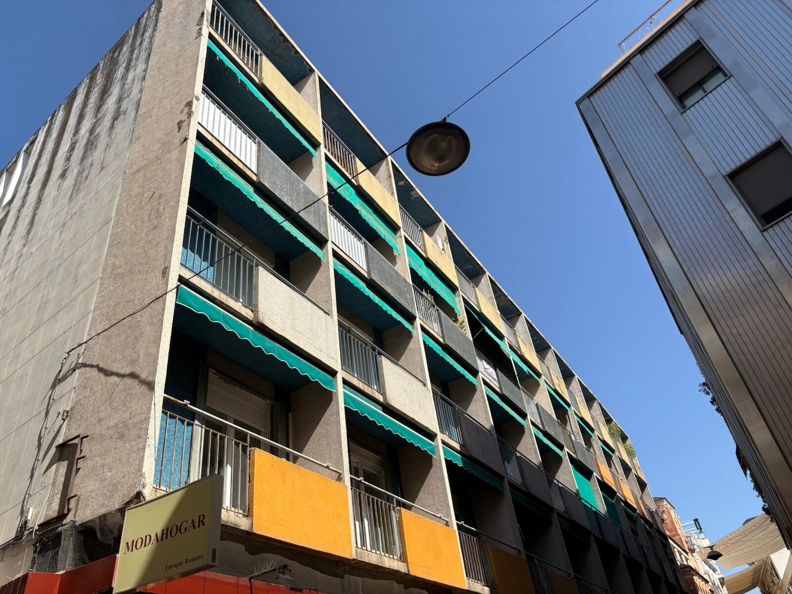 Fachada de edificio de viviendas antes de la rehabilitación en Córdoba