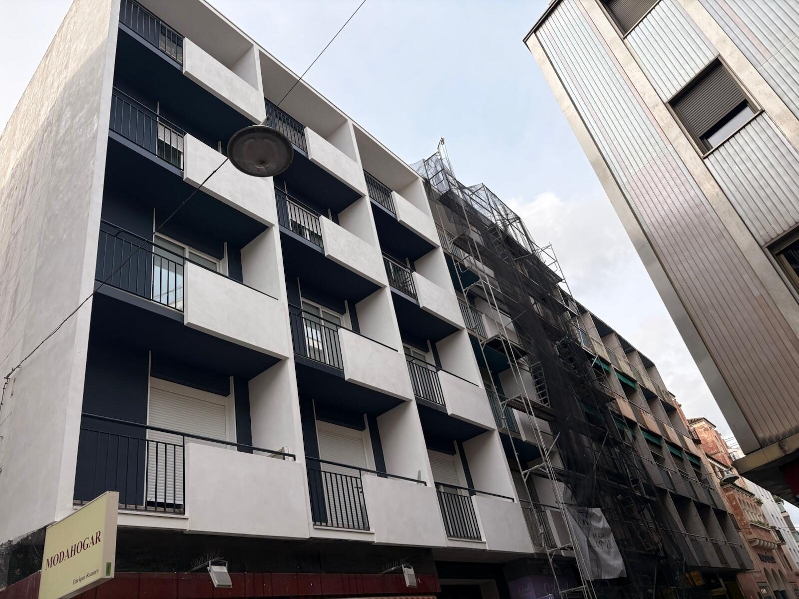 Rehabilitación de fachada en curso con andamios en Córdoba