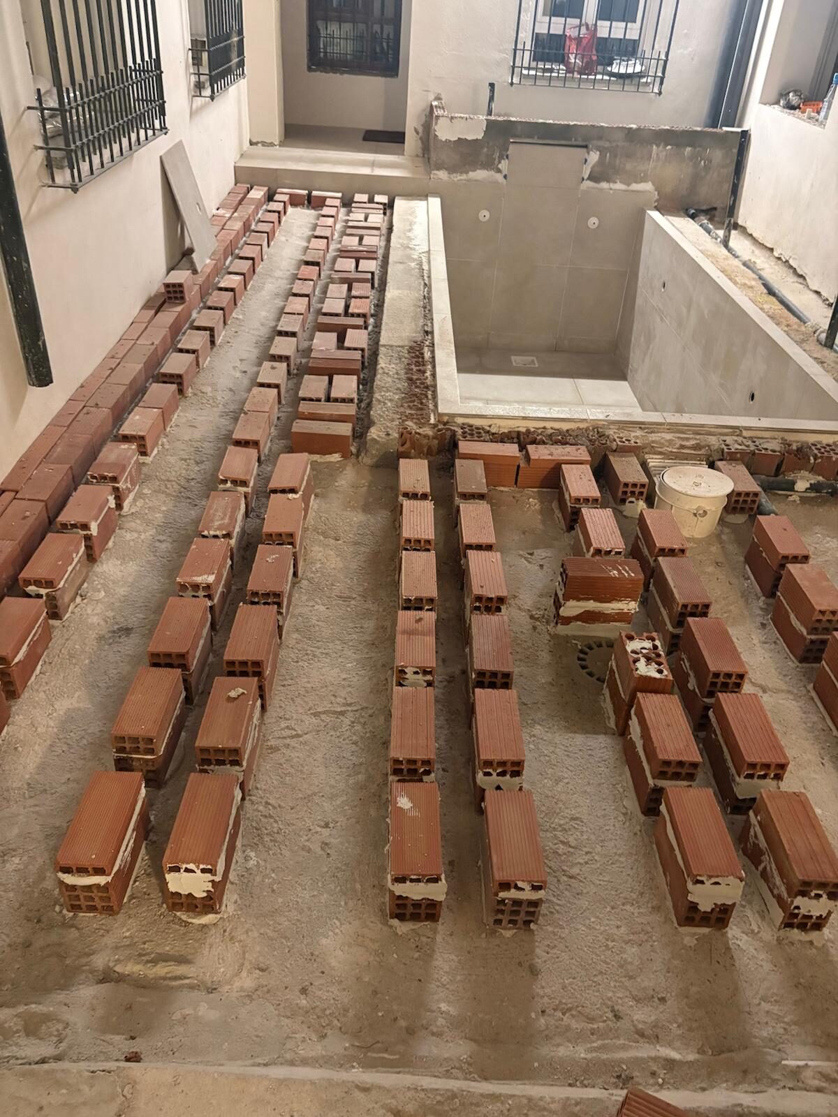 Nivelación con ladrillo hueco en rehabilitación de patio en Córdoba