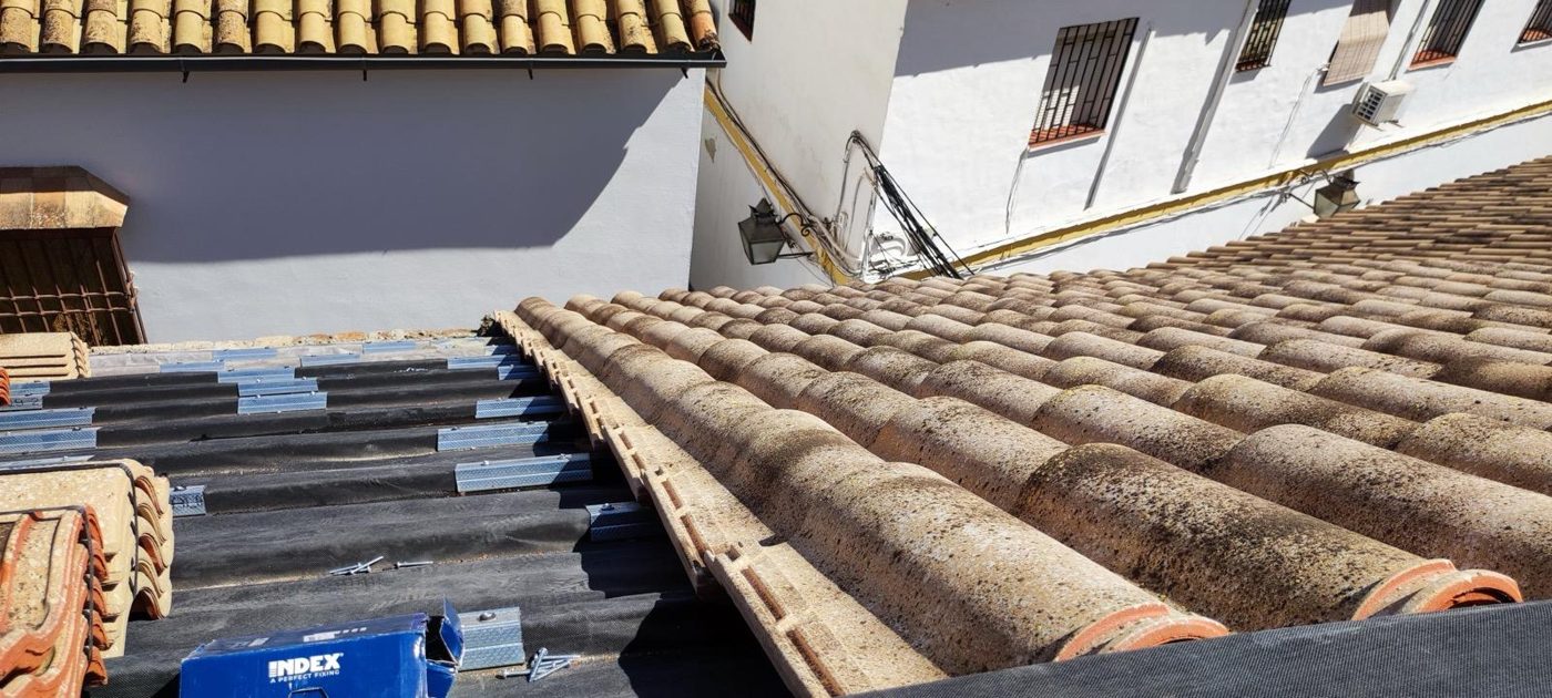 Colocación de teja en rehabilitación de tejado en Córdoba